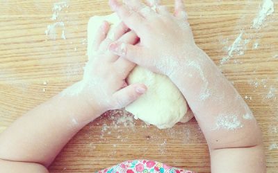 Robimy dzieciowe ciasteczka!  Warsztaty sensoryczno – ruchowe.